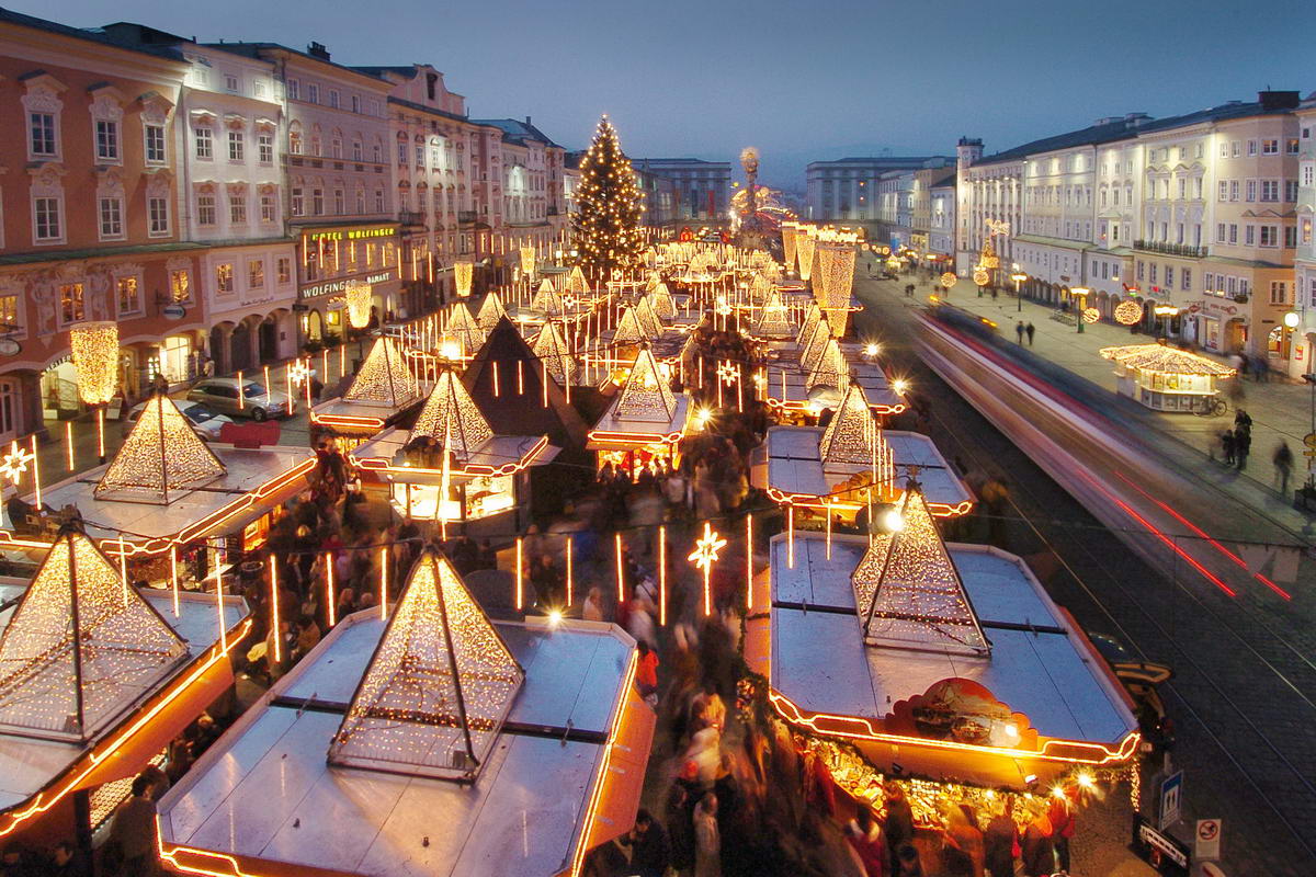 Christkindlmarkt Linz Hauptplatz von oben