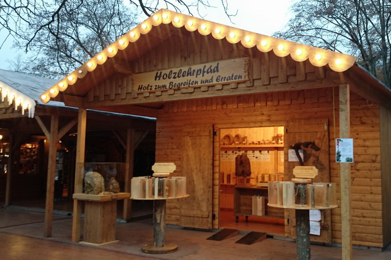 Holzlehrpfad Weihnachtsmarkt Linz aussen