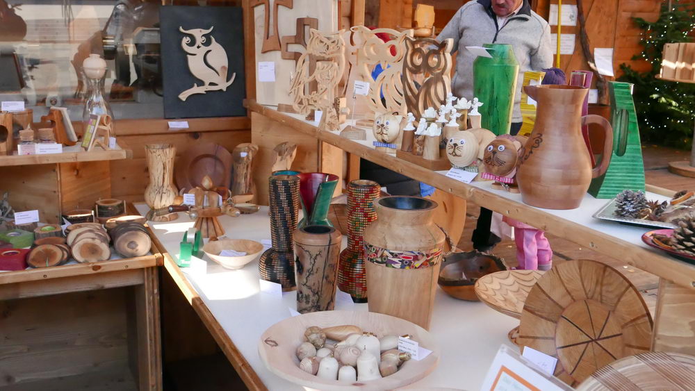 Weihnachtsmarkt Linz Kunsthandwerk  Holzschnitzkunst