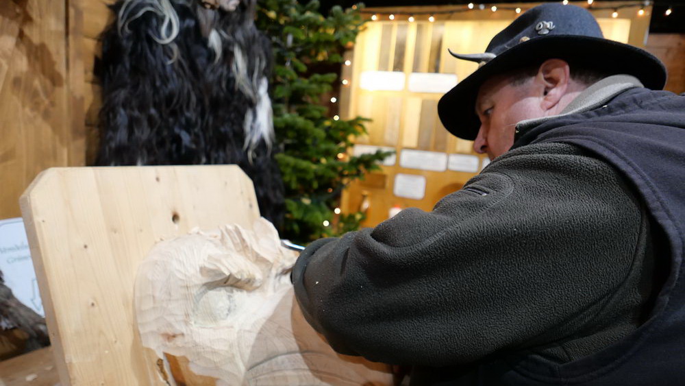 Weihnachtsmarkt Linz Maskenschnitzen
