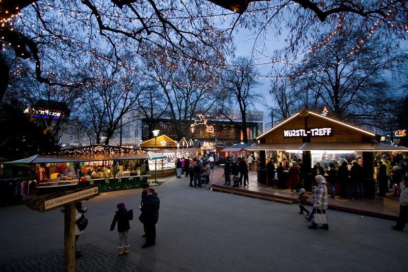 Zentraler Platz am Weihnachtsmarkt Linz