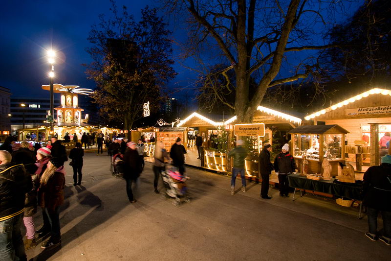 Weihnachtsmarkt vor dem Musiktheater Linz